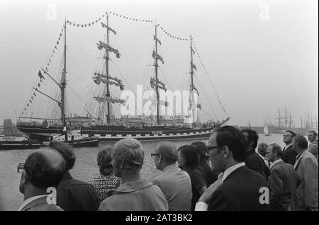 Alderman Lammers eröffnet eine Hafenausstellung im Zusammenhang mit Sail Amsterdam Die Öffentlichkeit sieht die 4-Mast-Rinde Krusenstern aus Russland Datum: 15. August 1975 Standort: Amsterdam, Noord-Holland Schlüsselwörter: Häfen, Öffnungen, Erhöhungen, Segelschiffe Personenname: Lammers, Han Stockfoto