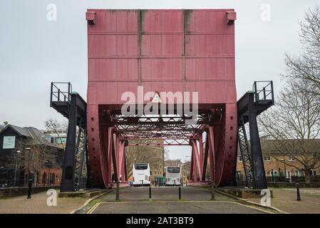 Die Surrey Basin Bascule Bridge an der Rotherhithe Street, London, Großbritannien. Rechteckige Ortsblöcke und Löcher führen die Rollstruktur beim Ansteigen des Blattes. Stockfoto