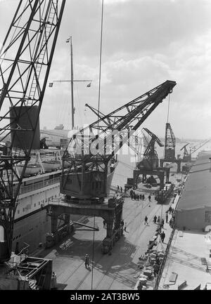 Seereise mit MS Baloeran Das Schiff Baloeran ist am Kai in Rotterdam-Anmerkung: Dieses Foto ist Teil einer Reihe von Fotos einer Reise mit der MS Baloeran des Rotterdamer Lloyd Datum: 1935 Ort: Rotterdam, Zuid-Holland Schlüsselwörter: Kräne, Kais, Schiffe Stockfoto