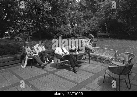 Kunst und Kaffee im Museum Fodor in Amsterdam Die Terrasse des Museums Fodor, eine Plattform für junge Amsterdamer Künstler Datum: 14. Juni 1972 Standort: Amsterdam, Noord-Holland Schlüsselwörter: Museen, Terrassen Name Der Institution: Fodor Stockfoto