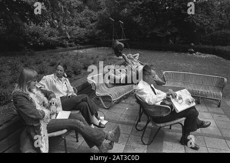 Kunst und Kaffee im Museum Fodor in Amsterdam Die Terrasse des Museums Fodor, eine Plattform für junge Amsterdamer Künstler Datum: 14. Juni 1972 Standort: Amsterdam, Noord-Holland Schlüsselwörter: Museen, Terrassen Name Der Institution: Fodor Stockfoto