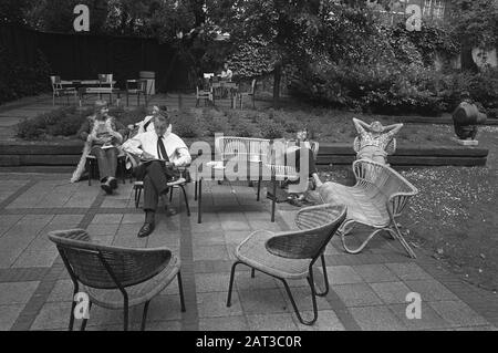 Kunst und Kaffee im Museum Fodor in Amsterdam Die Terrasse des Museums Fodor, eine Plattform für junge Amsterdamer Künstler Datum: 14. Juni 1972 Standort: Amsterdam, Noord-Holland Schlüsselwörter: Museen, Terrassen Name Der Institution: Fodor Stockfoto