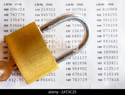 Tan Liste Online-Banking mit Vorhängeschloss Stockfoto