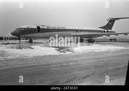Ein englisches Flugzeug, das von Arabern entführt wurde, landete und zündete Schiphol Das ausgebrannte Flugzeug an Datum: 4. März 1974 Standort: Noord-Holland, Schiphol Schlüsselwörter: Feuer, Hijacks, Flugzeug Stockfoto