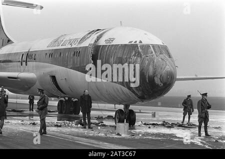Ein englisches Flugzeug, das von Arabern entführt wurde, landete und zündete Schiphol Das ausgebrannte Flugzeug an Datum: 4. März 1974 Standort: Noord-Holland, Schiphol Schlüsselwörter: Feuer, Hijacks, Flugzeug Stockfoto