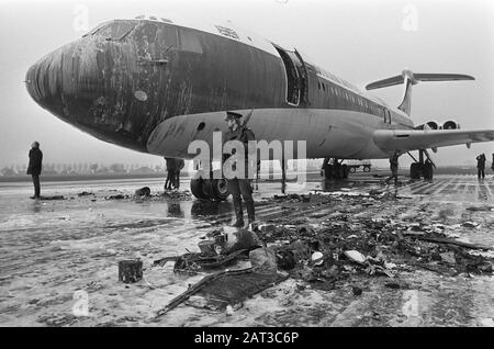 Ein englisches Flugzeug, das von Arabern entführt wurde, landete und zündete Schiphol Das ausgebrannte Flugzeug an Datum: 4. März 1974 Standort: Noord-Holland, Schiphol Schlüsselwörter: Feuer, Hijacks, Flugzeug Stockfoto