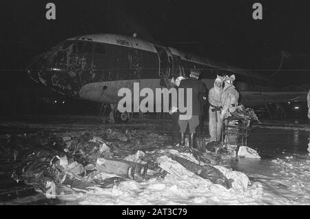 Ein englisches Flugzeug, das von Arabern entführt wurde, landete und zündete Schiphol Das zerstörte Flugzeug an Datum: 3. März 1974 Standort: Noord-Holland, Schiphol Schlüsselwörter: Feuer, Entführung, Flugzeuge Stockfoto