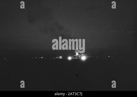 Ein englisches Flugzeug, das von Arabern entführt wurde, landete und zündete Schiphol Das zerstörte Flugzeug an Datum: 3. März 1974 Standort: Noord-Holland, Schiphol Schlüsselwörter: Feuer, Entführung, Flugzeuge Stockfoto