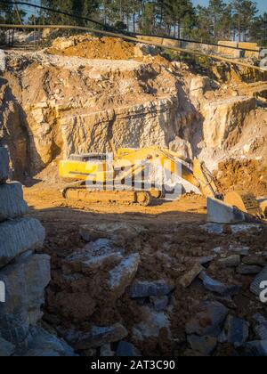 Tagesaufnahme eines gelben Baggers während der Arbeit Stockfoto