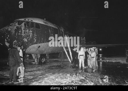 Ein englisches Flugzeug, das von Arabern entführt wurde, landete und zündete das Flugzeug kurz nach dem Branddatum an: 3. März 1974 Standort: Noord-Holland, Schiphol Schlüsselwörter: Feuer, Hijacks, Flugzeug Stockfoto