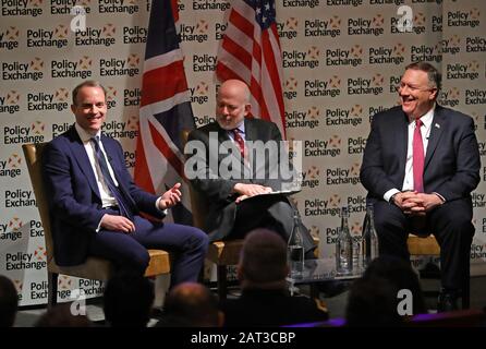 (Von links nach rechts) Außenminister Dominic Raab, Leiter des Politikaustauschs Dean Godson und US-Außenminister Mike Pompeo während einer Veranstaltung zum Politikaustausch in Westminster, London. Stockfoto