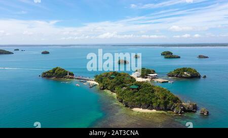 Eine Gruppe kleiner Inseln mit Stränden und Lagunen im Hundert Islands National Park, Pangasinan, Philippinen, Draufsicht. Sommer- und Urlaubskonzept Stockfoto