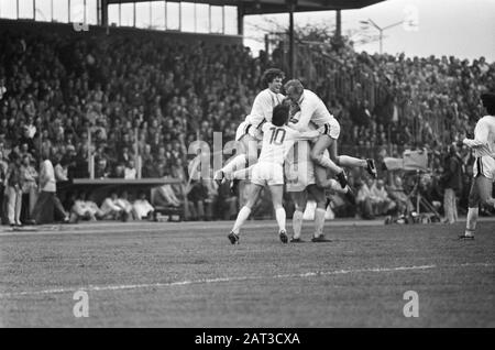 FC Twente-Borussia Mönchengladbach 1-5 (Rückspiel Finale Europa Cup 3) Heynckes (Borussia MG) wird nach dem dritten Tor angenommen am: 21. Mai 1975 Ort: Enschede, Overijssel Schlüsselwörter: Spieler, Sport, Fußball persönlicher Name: Heynckes, Jupp Stockfoto