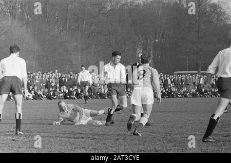 HFC gegen Old Internationals, Spielmoment mit Odenthal für HFC-Tordatum: 1. Januar 1961 Ort: Haarlem Schlagwörter: Sport, Fußball Personenname: Odenthal, Joop Stockfoto