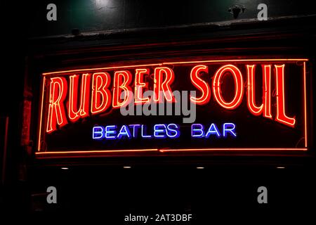 Neon-Schild am Eingang zur Rubber Soul Beatles Bar in Liverpool Stockfoto