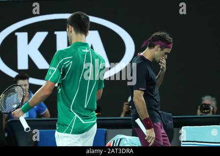 Melbourne, Australien. Januar 2020. Novak Djokovic (L) aus Serbien und Rodger Federer aus der Schweiz reagieren während ihres Halbfinalspiels im Herreneinzel beim Tennisturnier der Australian Open in Melbourne, Australien am 30. Januar 2020. Kredit: Bai Xuefei/Xinhua/Alamy Live News Stockfoto