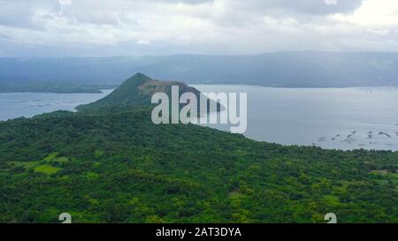 Taal ist ein aktiver Vulkan mit Kratersee auf den Philippinen, einer beliebten Touristenattraktion im Land. Tagaytay, Philippinen. Stockfoto