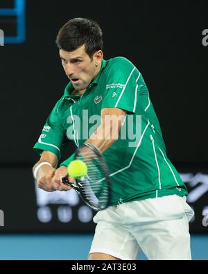 30. Januar 2020: Zweiter Seed NOVAK DJOKOVIC (SRB) im Einsatz gegen den 3. Seed ROGER FEDERER (SUI) in Der Rod Laver Arena in einem Halbfinalspiel Im Herreneinzel am 11. Tag der Australian Open 2020 in Melbourne, Australien. Sydney Low/Cal Sport Media. Djokovic gewann 76 64 63 Stockfoto