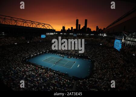 Melbourne, Australien. Januar 2020. Novak Djokovic (L) aus Serbien und Rodger Federer aus der Schweiz treten während ihres Halbfinalspiels im Herreneinzel beim Tennisturnier der Australian Open in Melbourne, Australien am 30. Januar 2020 an. Kredit: Bai Xuefei/Xinhua/Alamy Live News Stockfoto