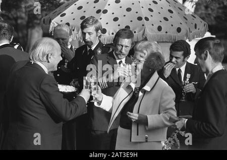 HM empfängt alle, die sich im Geiseldrama von Huis ten Bosch lustig gemacht haben; HM Toast mit den Uyl, (m) Kapitän Sierks (r) 2. Pilotdatum: 19. September 1974 Schlagwörter: Geiseln, Quittungen, Piloten, Toast Personenname: Huis Ten Bosch, Uyl, Joden, V.D. Zwaal Stockfoto