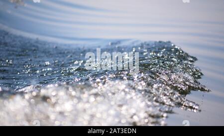 Schöne Welle auf dem Meer mit Blasenhintergrund und Textur Stockfoto