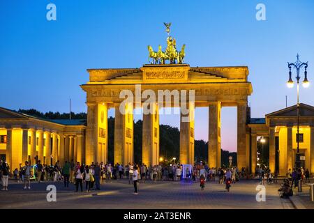 Berlin, Berlin Land / Deutschland - 2018/07/24: Historisches Brandenburger Tor - Brandenburger Tor - am Pariser Platz im Berliner Mittelviertel Stockfoto