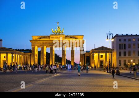 Berlin, Berlin Land / Deutschland - 2018/07/24: Historisches Brandenburger Tor - Brandenburger Tor - am Pariser Platz im Berliner Mittelviertel Stockfoto