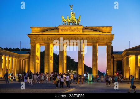 Berlin, Berlin Land / Deutschland - 2018/07/24: Historisches Brandenburger Tor - Brandenburger Tor - am Pariser Platz im Berliner Mittelviertel Stockfoto