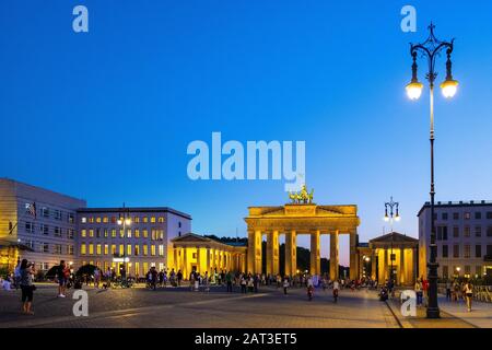 Berlin, Berlin Land / Deutschland - 2018/07/24: Historisches Brandenburger Tor - Brandenburger Tor - am Pariser Platz im Berliner Mittelviertel Stockfoto