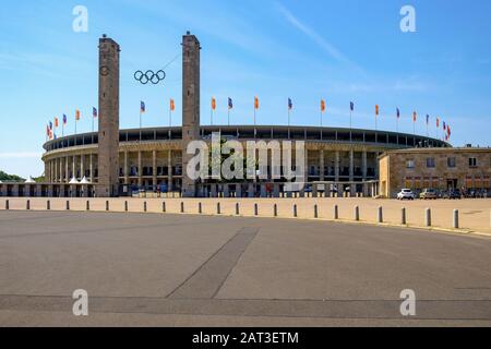 Berlin, Berlin Land/Deutschland - 2018/07/31: Außenansicht des historischen Olympiastadions, das ursprünglich für die Sommerolympiade 1936 gebaut wurde Stockfoto