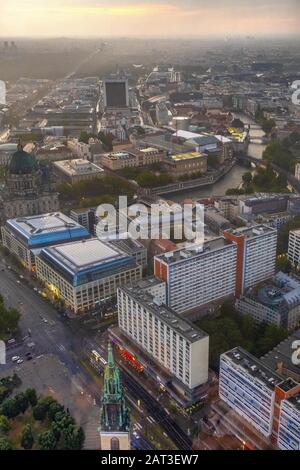 Berlin, Berlin Land / Deutschland - 2018/07/28: Panoramaaussicht auf die zentralen und westlichen Bezirke Berlins entlang der Spree mit Tiergarten Park im Hintergrund Stockfoto