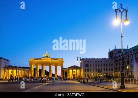 Berlin, Berlin Land / Deutschland - 2018/07/24: Historisches Brandenburger Tor - Brandenburger Tor - am Pariser Platz im Berliner Mittelviertel Stockfoto