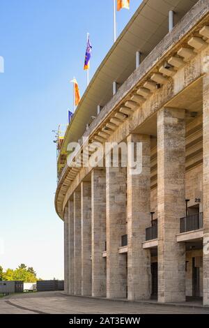 Berlin, Berlin Land/Deutschland - 2018/07/31: Außenansicht des historischen Olympiastadions, das ursprünglich für die Sommerolympiade 1936 gebaut wurde Stockfoto