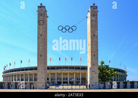 Berlin, Berlin Land/Deutschland - 2018/07/31: Außenansicht des historischen Olympiastadions, das ursprünglich für die Sommerolympiade 1936 gebaut wurde Stockfoto