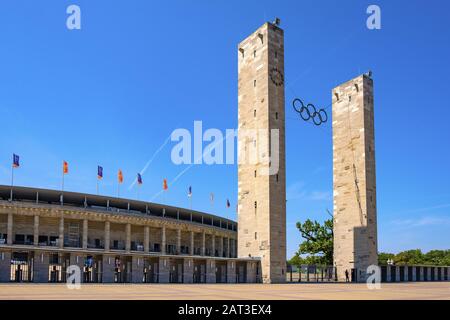 Berlin, Berlin Land/Deutschland - 2018/07/31: Außenansicht des historischen Olympiastadions, das ursprünglich für die Sommerolympiade 1936 gebaut wurde Stockfoto