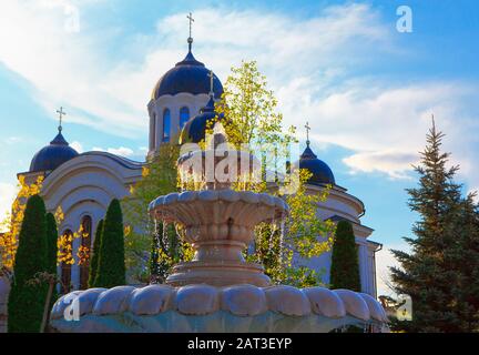 Brunnen vor der orthodoxen Kirche Stockfoto