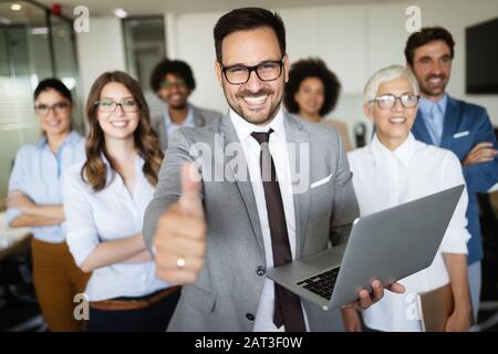 Portrait von Business Team im Büro posing Stockfoto