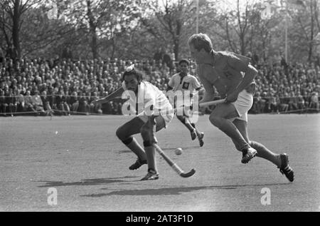 Hockey Niederlande gegen Indien 2-1, einer der Brüder Singt im Duell mit unserer Vorhut Datum: 20. Mai 1967 Schlagwörter: Hockeyname: Singh Stockfoto