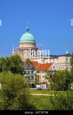 Potsdam, Brandenburg/Deutschland - 2018/07/29: Panoramablick auf das historische Viertel von Potsdam Stadt mit St. Nikolai Kirche am Alten Markt Stockfoto