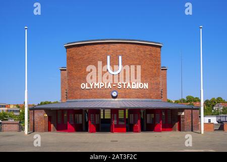 Berlin, Berlin Land / Deutschland - 2018/07/31: Fassade der U-Bahn-Station Olympia-Stadion in der Nähe des historischen Olympiastadions, das ursprünglich für die Sommerolympiade 1936 gebaut wurde Stockfoto