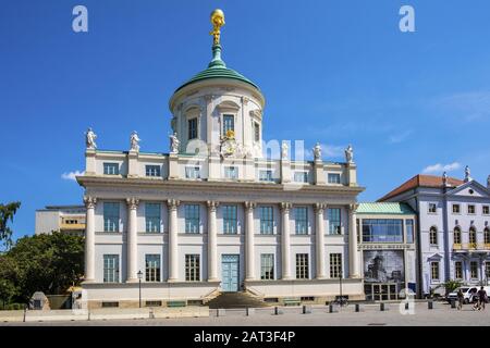 Potsdam, Brandenburg/Deutschland - 2018/07/29: Fassade des Potsdam Museums Gebäude am Alten Markt in der historischen Altstadt von Potsdam. Stockfoto