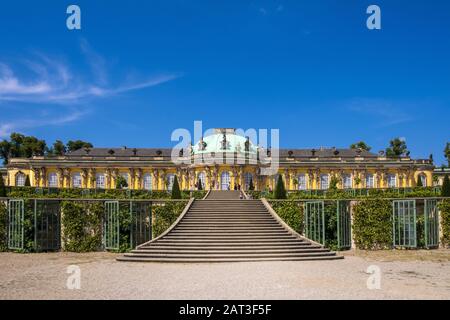 Potsdam, Brandenburg/Deutschland - 2018/07/29: Panoramablick auf das Schloss Sanssouci Sommerpalast und Wein Garten im Park Sanssouci Stockfoto