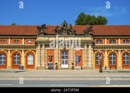 Potsdam, Brandenburg/Deutschland - 2018/07/29: Fassade des Filmmuseum Potsdam Gebäude an der Breite Straße in der historischen Altstadt von Potsdam. Stockfoto