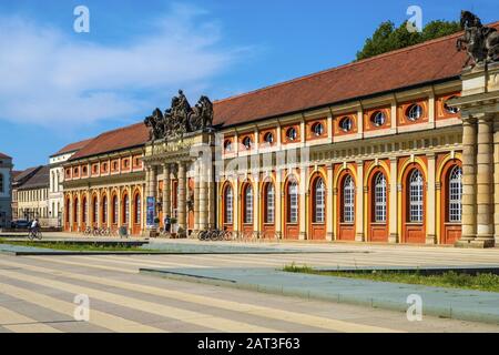 Potsdam, Brandenburg/Deutschland - 2018/07/29: Fassade des Filmmuseum Potsdam Gebäude an der Breite Straße in der historischen Altstadt von Potsdam. Stockfoto