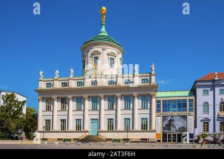 Potsdam, Brandenburg/Deutschland - 2018/07/29: Fassade des Potsdam Museums Gebäude am Alten Markt in der historischen Altstadt von Potsdam. Stockfoto