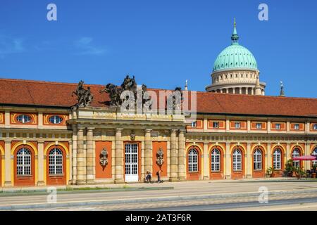 Potsdam, Brandenburg/Deutschland - 2018/07/29: Fassade des Filmmuseum Potsdam Gebäude an der Breite Straße in der historischen Altstadt von Potsdam. Stockfoto