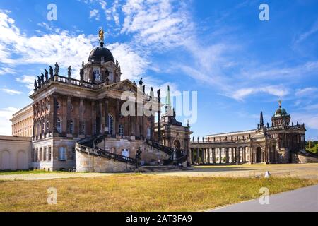 Potsdam, Brandenburg / Deutschland - 2018/07/29: Historische Gebäude der Universität Potsdam - Kommunenanlagen - barocke Anbauten des königlichen neuen Schlosses im Parkkomplex Sanssouci Stockfoto