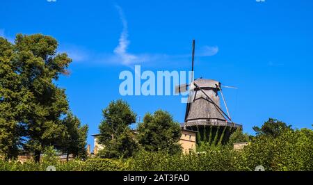 Potsdam, Brandenburg/Deutschland - 2018/07/29: Historische Mühle von Sanssouci - Historische Muhle von Sanssouci im Park Sanssouci Stockfoto