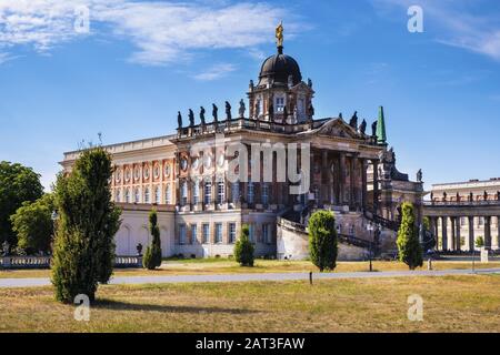 Potsdam, Brandenburg / Deutschland - 2018/07/29: Historische Gebäude der Universität Potsdam - Kommunenanlagen - barocke Anbauten des königlichen neuen Schlosses im Parkkomplex Sanssouci Stockfoto