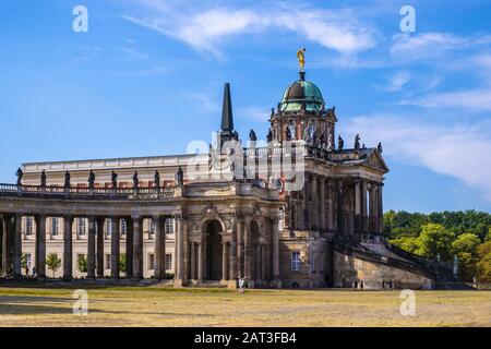 Potsdam, Brandenburg / Deutschland - 2018/07/29: Historische Gebäude der Universität Potsdam - Kommunenanlagen - barocke Anbauten des königlichen neuen Schlosses im Parkkomplex Sanssouci Stockfoto